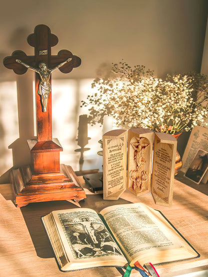 La Oración de la Serenidad - Openable Wooden Cylinder Sculpture of Jesus Christ