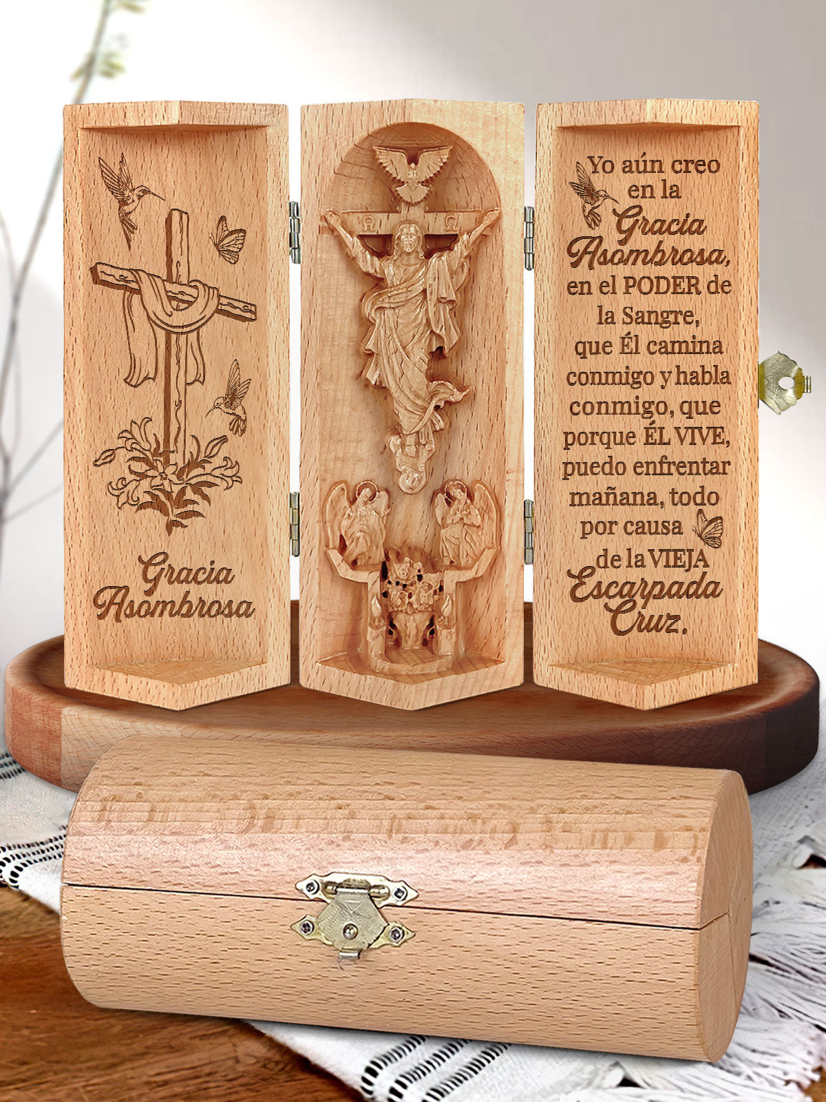 Gracia Asombrosa - Openable Wooden Cylinder Sculpture of Jesus Christ