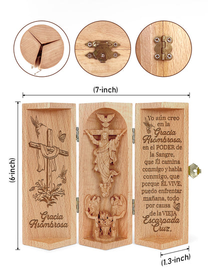 Gracia Asombrosa - Openable Wooden Cylinder Sculpture of Jesus Christ